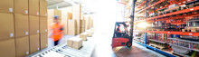 Transport Und Logistik - Arbeiter Im Versandlager Mit Gabelstapler // Transport And Logistics - Dispatch Warehouse With Forklift Trucks And Conveyor Belt With Parcels