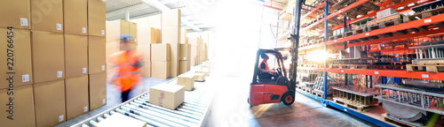 Fotografía Transport und Logistik - Arbeiter im Versandlager mit Gabelstapler // Transport