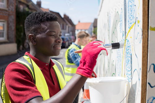 Fotomural Group Of Helpful Teenagers Creating And Maintaining Community Art Project