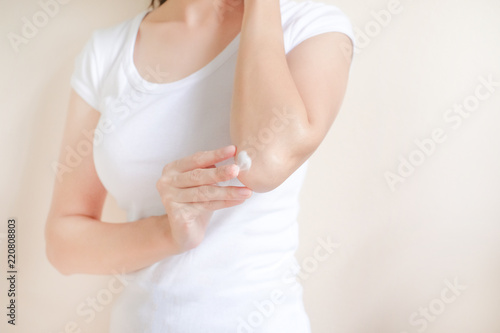 Fotografía Woman applying elbow cream,lotion , Hygiene skin body care concept