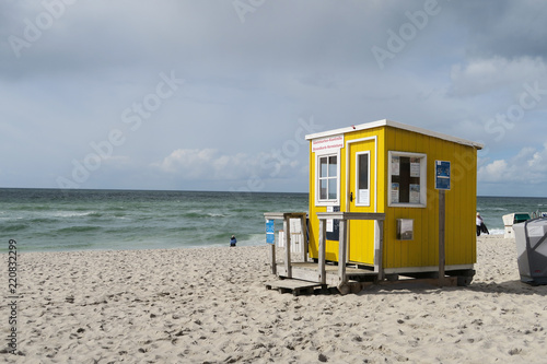 Fotomural Cute bright yellow wooden cabin at beachside | Tiny house built on sand at seasi
