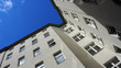© finecki - Berlin: Sanierter Hinterhof, Blick zum Himmel
