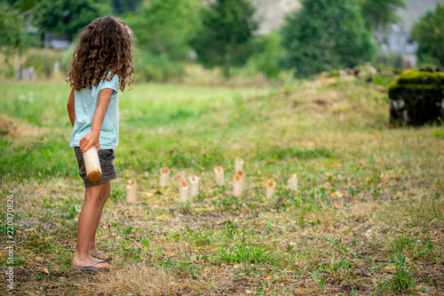 Une Petite Fille De Dos Qui Joue Au Molkky Stock Photo Adobe Stock Une Petite Fille De Dos Qui Joue Au Molkky Stock Photo Adobe Stock