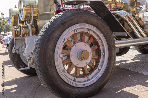 Fotografia, Obraz Detailaufnahme vom Oldtimer Reifen mit Holzfelge