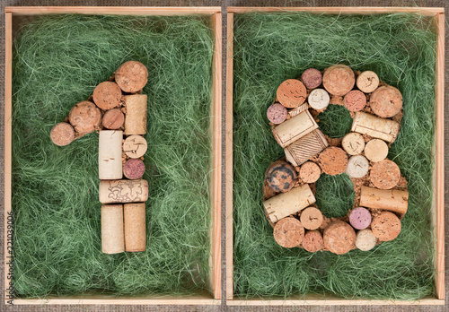 Photographie Number 18 eighteen made of wine corks on green background in wooden box
