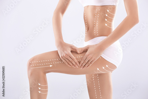 Cuadros en Lienzo Young woman with beautiful slim body on light background