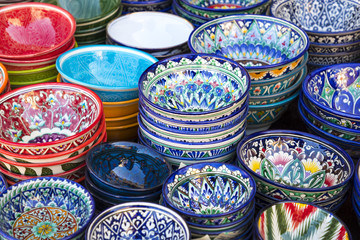 Wall Mural - Plates and pots on a street market in the city of Bukhara, Uzbekistan.Traditional souvenir.