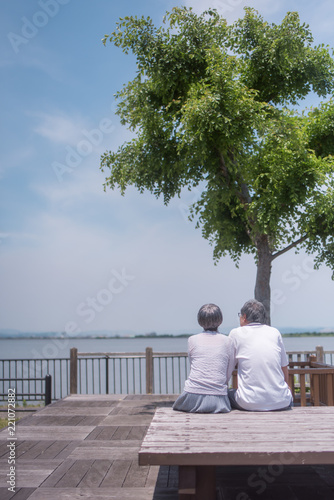 公園のベンチに座るシニア夫婦の後ろ姿 Stock Photo Adobe Stock 公園のベンチに座るシニア夫婦の後ろ姿 Stock Photo Adobe Stock