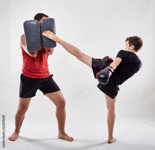 Plakaty Kickboxing  dzieciak-kickboksera-i-jego-trener