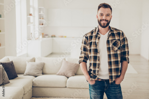 Cuadros en Lienzo Good-looking, carefree, careless man stands in the middle of the