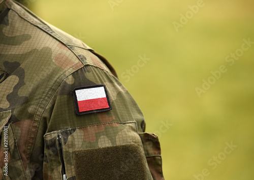Dekoracja na wymiar  naszywka-polska-na-ramieniu-zolnierza-polski-mundur-wojskowy-wojska-polskie