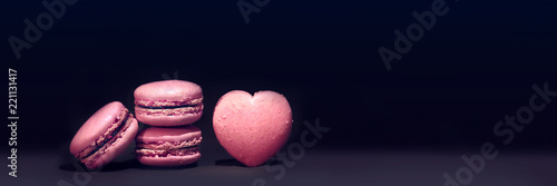 Fotografía macaron rose sur fond noir,pâtisserie