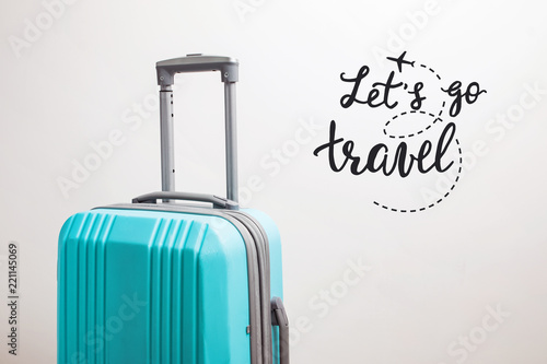 Fotomural Suitcase on the white background and inspirational travel quote.