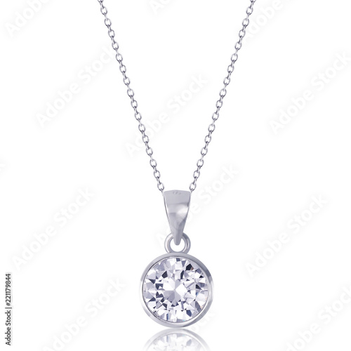Fotografía diamond heart pendant with necklace on white background.