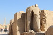 Beine einer Statue des Pharao im Karnak-Tempel in Luxor in Ägypten