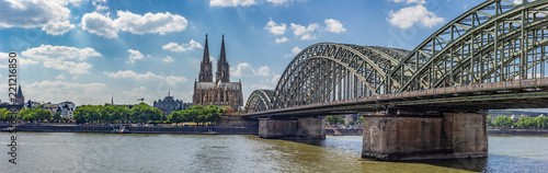 Cuadros en Lienzo Cologne Panoramic View with Hohenzollern Bridge over Rhine River