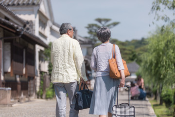 旅行を楽しむシニア夫婦の後ろ姿