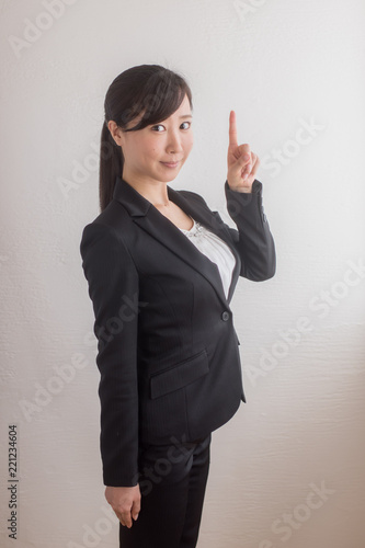 指をさすポーズをするスーツ姿の女性 Stock Photo Adobe Stock