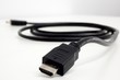 © Aneta - Czarny kabel HDMI na białym tle