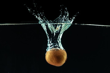 Sticker - Splashing kiwi fruit on the water