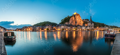 Fotografía Meuse River passing through Dinant, Belgium.