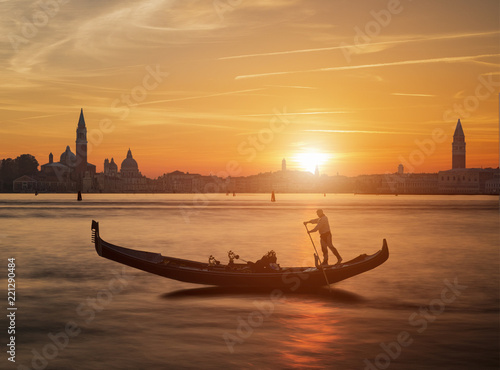 Cuadros en Lienzo Gondola and the sunset in Venice Italy