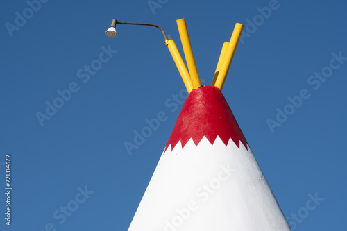 Photo Top half abstract view of a wigwam structure made of concrete and rebar