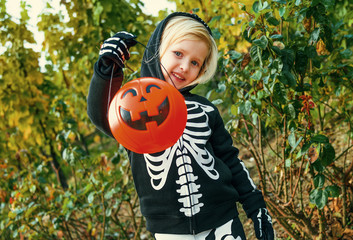 Wall Mural - child showing Halloween pumpkin Jack O’Lantern basket