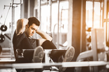 Fit Handsome Caucasian Man Sit Up On Machine In Sportswear. Young Man Sit Up Exercise To Strengthen Their Core Abdominal Muscles At Fitness Training In Gym. Healthy, Sports, Lifestyle, Fitness Concept