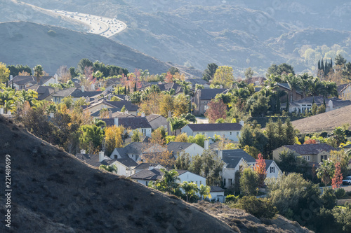 Fotografía Suburban Southern California hillside neighborhood