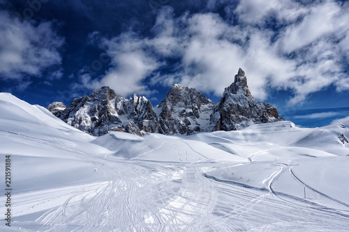 sniezna-halna-zima-krajobrazu-widoku-dolomity-wlochy
