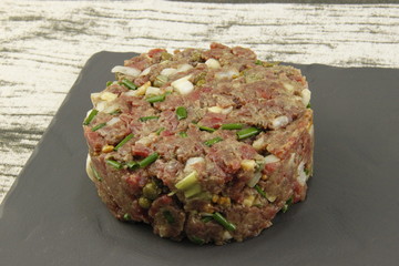 Sticker - Tartare de bœuf aux câpres et ciboulettes sur une ardoise