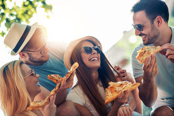 Wall Mural - Friends eating pizza