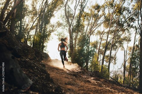 Cuadros en Lienzo Woman trail running on a mountain path