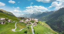 Luftbild vom Dorf Guarda in der Gemeinde Scuol. im Hintergrund die Berge des Unterengadins Piz Pisco, Piz Ajüz.