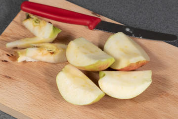 Canvas Print - Close up of apple pieces lying on a cutting board