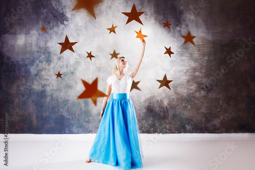 Fotomural young beautiful woman took a star from the sky