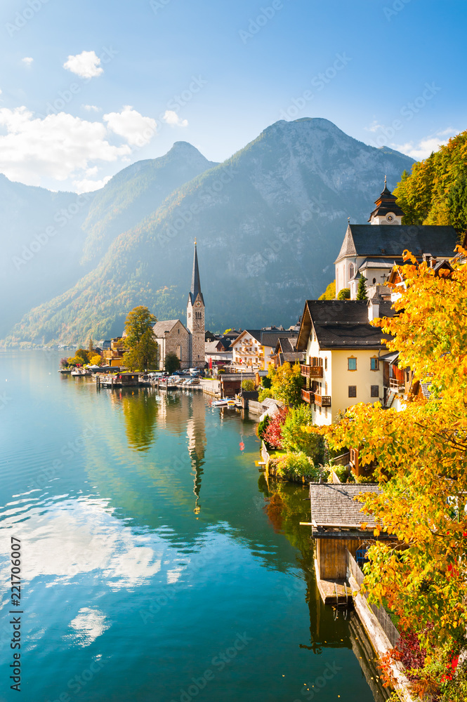 Famous Hallstatt village in Alps mountains, Austria. Beautiful autumn landscape - obrazy, fototapety, plakaty 