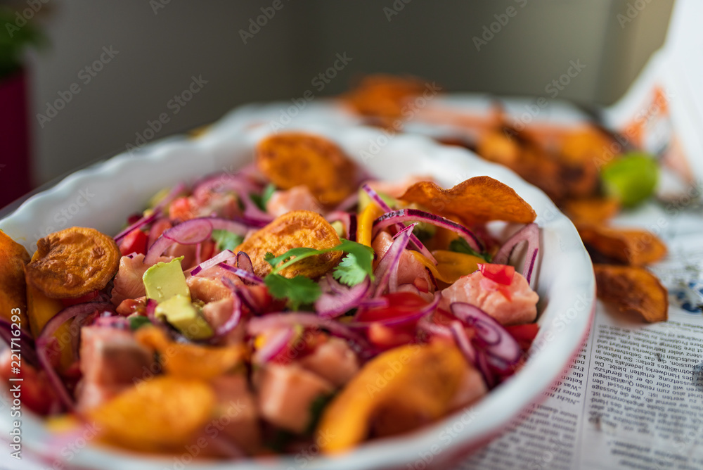 Peruanisches Essen Ceviche mit Lachs mango korinader avocado süß ...