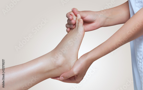 Fotografía The doctor-podiatrist does an examination and massage of the patient's foot in the clinic