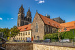 Der Magdeburger Dom mit blauen Himmel und weiteren historischen Häusern