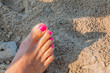 Kobieca stopa na piasku