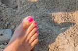 Kobieca stopa na piasku