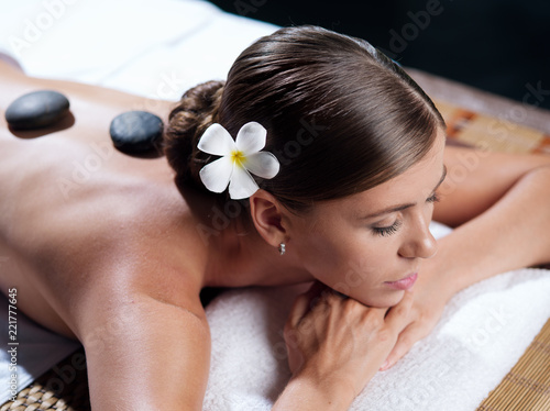 Fotografía portrait of young beautiful woman in spa environment