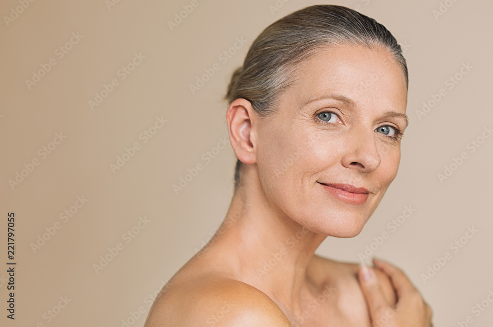 Beauty mature woman smiling の Stock フォト | Adobe Stock