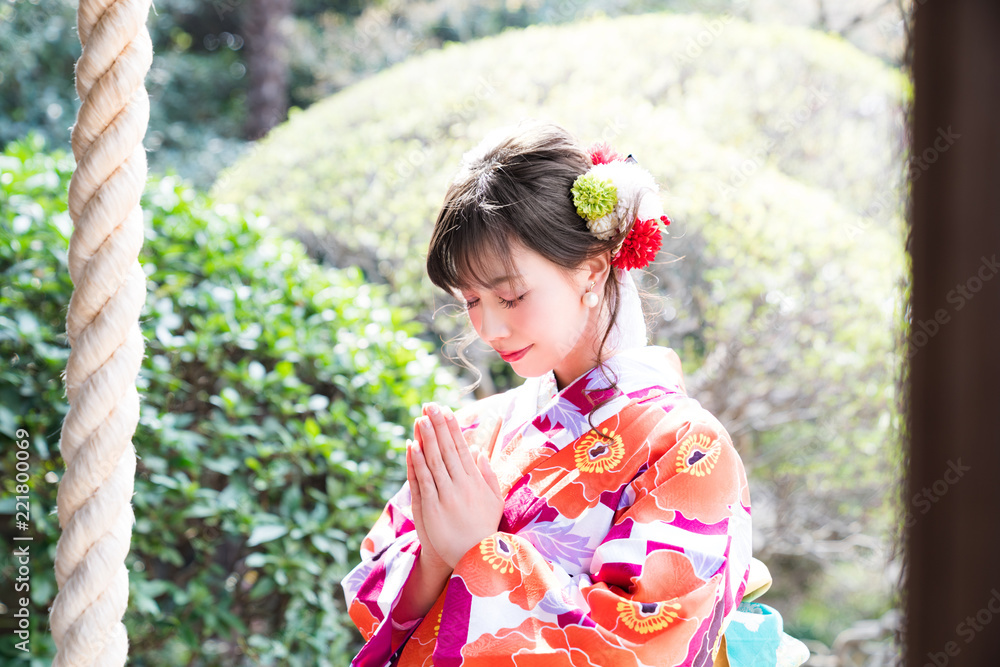 お参りする女性