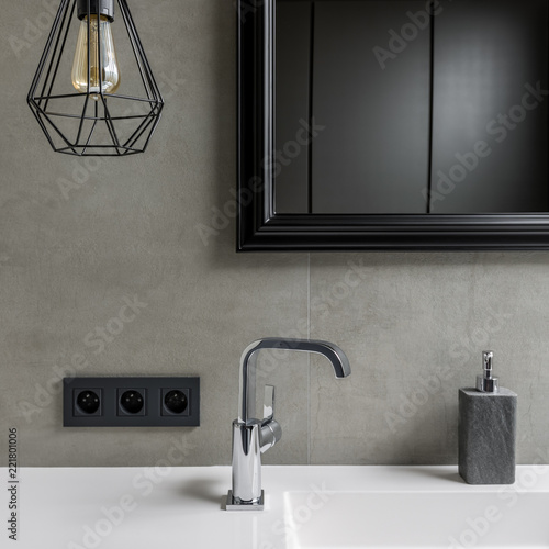 Fotomural Gray bathroom with black mirror