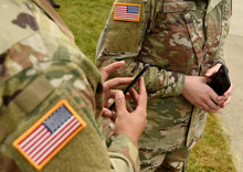  US Soldiers Use Smartphones