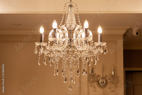 Fotografía Chrystal chandelier lamp on the ceiling in Dining room Adjusting the image in a Luxury tone