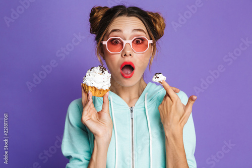 Fotomural Portrait of an excited young girl with bright makeup
